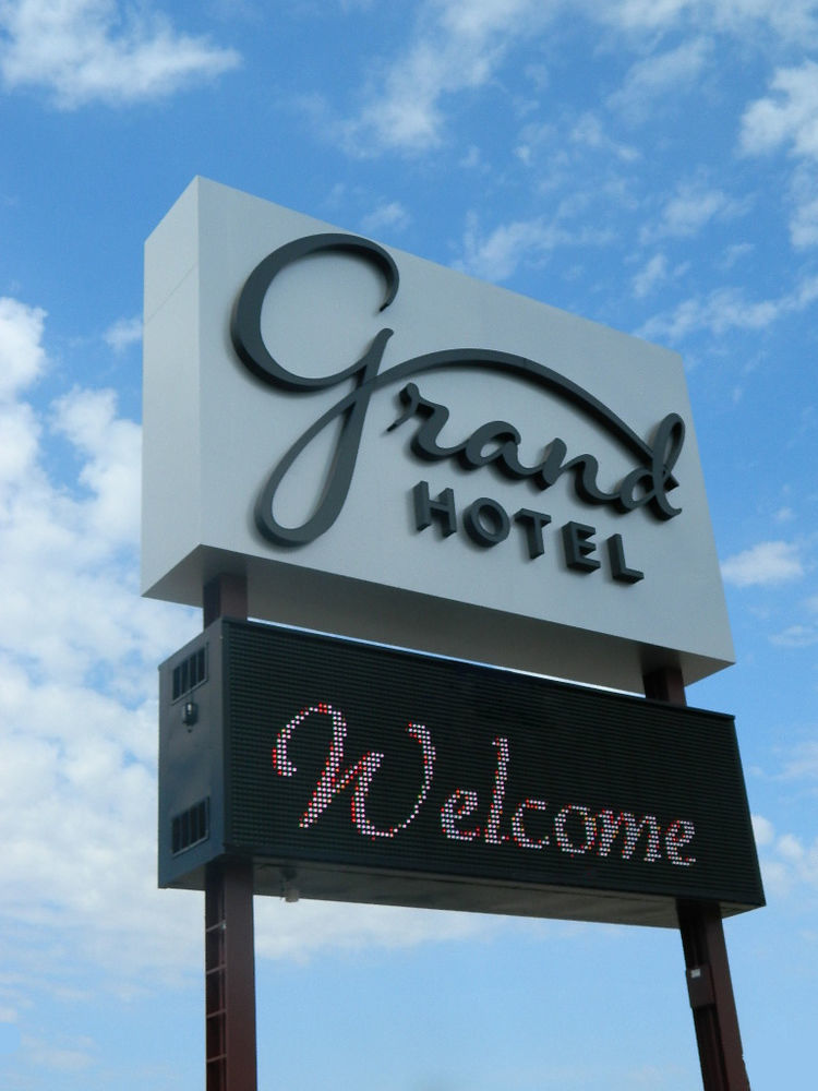 Grand Hotel Minot Exterior photo